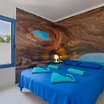 Villa Lunamoon, *