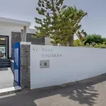 Villa Lunamoon, *