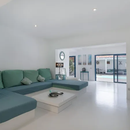 Villa Lunamoon, *