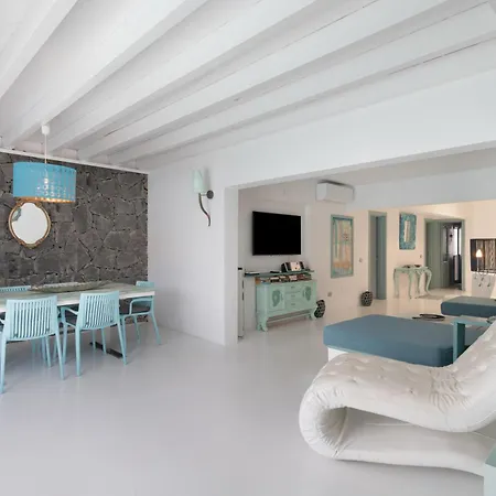 Villa Lunamoon, *